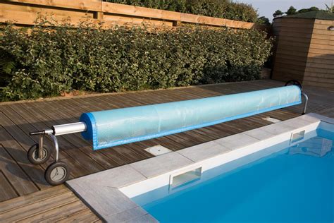 Remiser la toile solaire lors de la fermeture de la piscine.